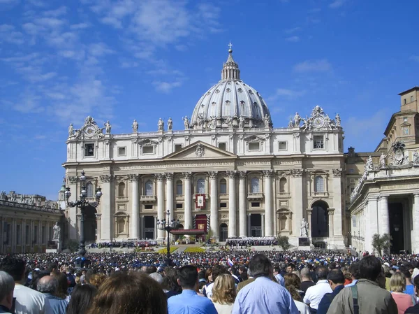 Róma Olaszország 2005 Március Emberek Szent Péter Téren Várják Pápát — Stock Fotó