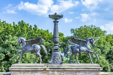 Potsdam, Almanya. - 8 Ağustos 2015: Almanya 'nın Potsdam kentindeki Pfingstberg tepesindeki Yeni Bahçe' deki Belvedere Sarayı 'nda Pegasus' un detayları. Frederick William kaleyi 1847 'de inşa etti..