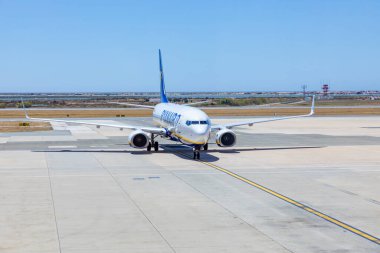 Faro, Portekiz - 16 Ağustos 2020: Faro 'ya korona zamanlarında ryanair uçağı geliyor. Düşük yolcu sayısı nedeniyle işletim çizelgesi büyük ölçüde azaldı..