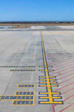 Faro, Portekiz - 16 Ağustos 2020: Faro havaalanındaki uçak park yeri.