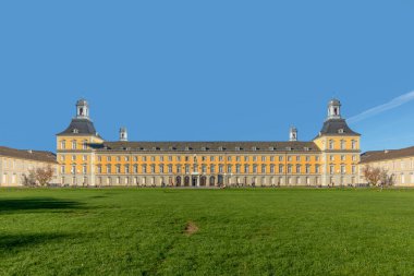 Bonn, Almanya - 15 Kasım 2020: Bonn Üniversitesi 'nin önünde park olan ana binası.