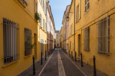 Aix en Provence, Fransa - 8 Temmuz 2015: Eski Aix en Provence kasabasındaki küçük eski sokaklar.