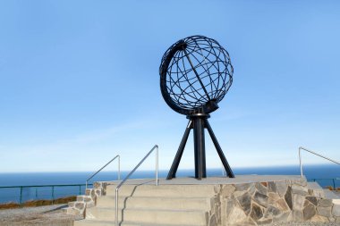 NORDKAPP (NORDKAPP), NORway - 25 Eylül 2017: Kuzey Burnu 'ndaki Globe anıtı. Dünya Anıtı, Avrupa 'nın en kuzeyindeki Kuzey Burnu' nda en çok fotoğraflanan nesnedir..