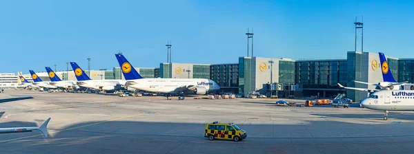 Frankfurt Alemania Mayo 2015 Terminal Con Aviones Pasajeros Frankfurt Alemania —  Fotos de Stock