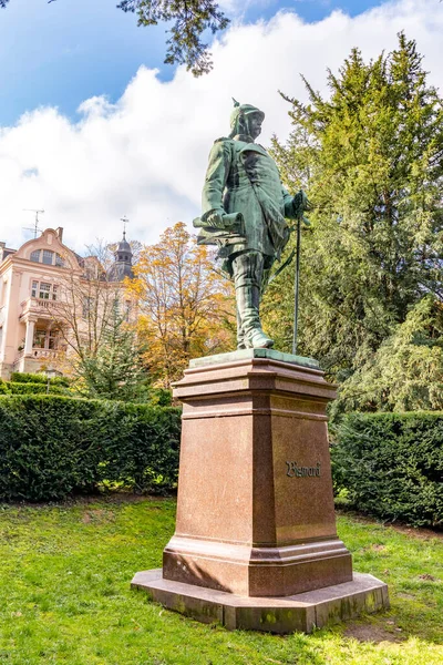 ヴィースバーデン ドイツ 2020年10月31日 ヴィースバーデンのネロ公園でのキャンセラービスマルクの像 — ストック写真