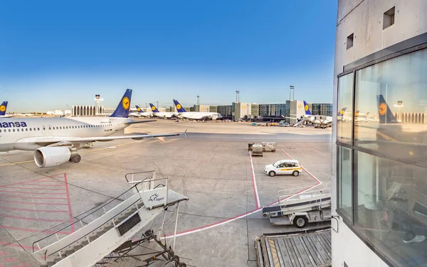 Frankfurt Alemanha Maio 2015 Terminal Com Avião Passageiros Frankfurt Alemanha — Fotografia de Stock