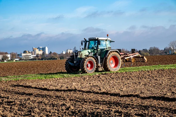 Frankfurt Nad Menem Niemcy Listopada 2020 Jesienią Rolnik Uprawia Traktorem — Zdjęcie stockowe