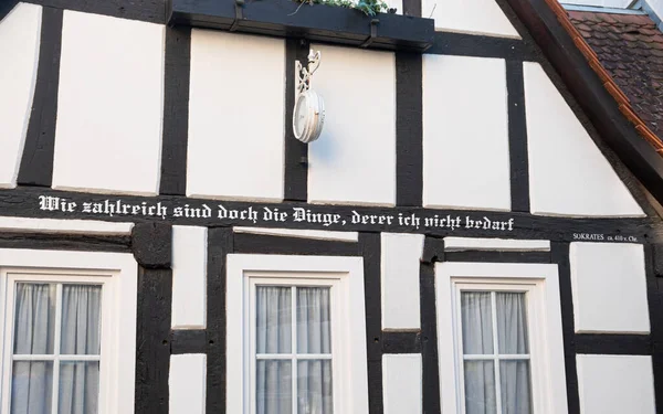 德国克隆伯格 2020年11月30日 半木板房 上面有苏格拉底的题词 我不需要多少东西 — 图库照片