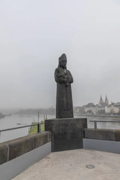Koblenz Γερμανία Νοεμβρίου 2020 Άγαλμα Του Αρχιεπισκόπου Balduin Στη Γέφυρα — Φωτογραφία Αρχείου