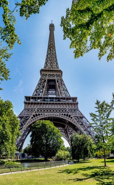 Paris 'teki Eyfel Kulesi açık mavi gökyüzünün altında