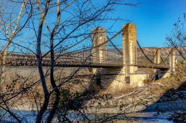 Merindol 'da terk edilmiş köprü, Fransa vahşi doğada