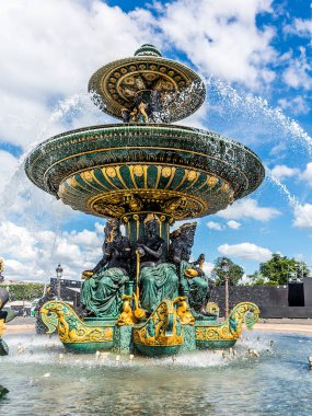 Çeşme (Jacques-Ignace Hittorff tarafından tasarlandı) Place Concorde 'da. Place de la Concorde, Fransa 'nın en büyük meydanlarından biridir. Fransa 'nın başkentinin 8.64 hektarlık en büyük meydanı..