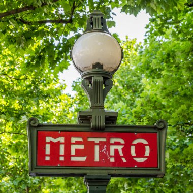 Paris 'te metro tabelası ve arka planda ağaçlar