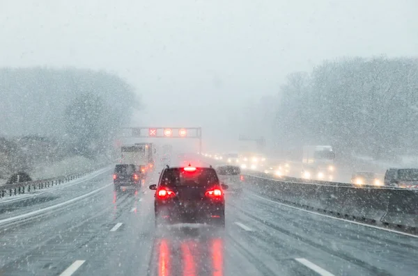 Motorväg Med Bilar Vintern Med Snö Faller Storbritannien — Stockfoto