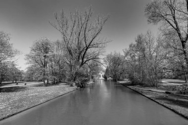 Nehir isar Almanya 'nın Münih kentindeki İngiliz Bahçesi' ni geçiyor.
