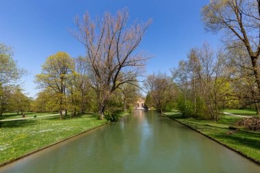 Nehir isar Almanya 'nın Münih kentindeki İngiliz Bahçesi' ni geçiyor.
