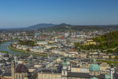 Avusturya 'nın Hohensalzburg tepesinden eski Salzburg şehrine bakın.