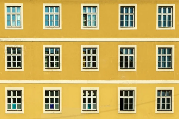 Domovní Zeď Starými Vinobranými Okny Příčnou Konstrukcí Jako Harmonické Pozadí — Stock fotografie