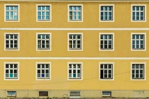 Hus Vägg Med Gamla Vintage Fönster Med Korskonstruktion Som Harmonisk — Stockfoto