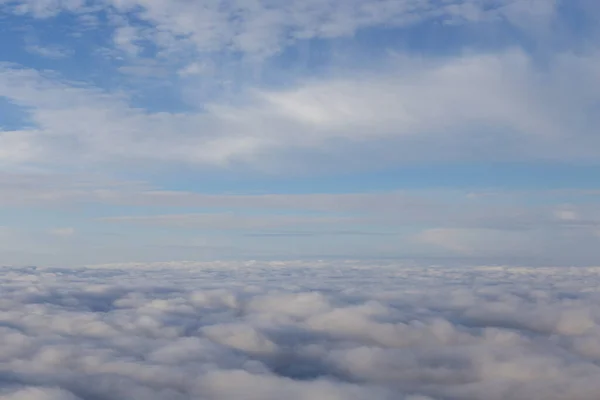 Miękkie Chmury Błękitnym Niebie Daje Harmoniczne Tło — Zdjęcie stockowe