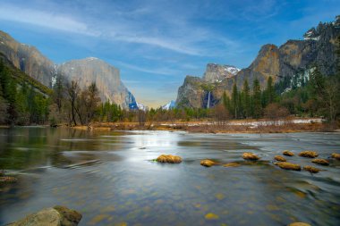 Yosemite Vadisi 'nin güzel manzarası. Merced River' dan kışın yarım kubbe ve el Capitan.