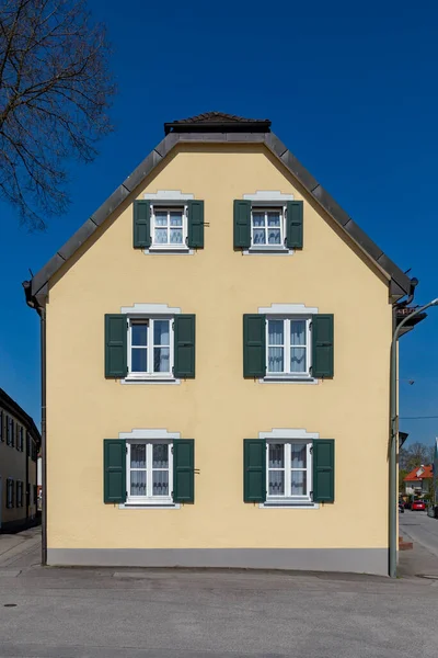 Gevel Van Een Oud Generiek Huis Met Houten Raamluiken Het — Stockfoto