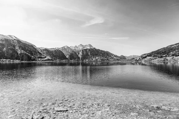 Красивое Чистое Альпийское Озеро Аттерзе Кристальной Водой — стоковое фото