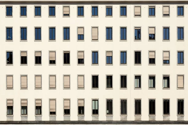 Gevel Van Kantoorgebouw Met Open Gesloten Rolluiken — Stockfoto