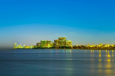 Geceleri güneşli adaların ufuk çizgisi okyanusta yansıyor.