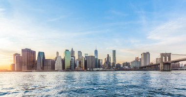 Manhattan şehir merkezi manzaralı Brooklyn köprüsü gün batımında