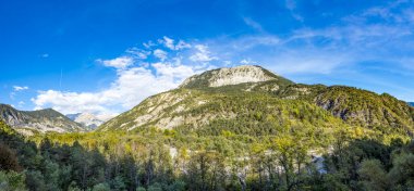 Prad yakınlarındaki manzaralı Alpes dağları Fransa 'da Bleone nehri