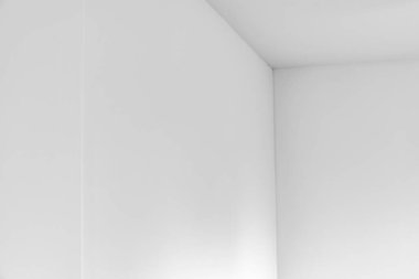 Alçılı ev duvarının ayrıntıları hala gölge ve harmonik beyaz ışıkla kurumakta.