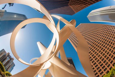 LOS ANGELES, ABD - 27 Haziran 2010: Los Angeles şehir merkezindeki KPMG kulesi ve Deloitte Touche binasının perspektifi. Sığınak Holl bölgesinin mimarisi geçen yüzyılın sonlarında tamamlandı..