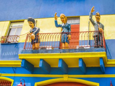 Buenos Aires, Arjantin - 26 Ocak 2015: Turistlerin Caminito Caddesi, Buenos Aires, Arjantin 'i ziyaret ettiği balkondan heykeller selamlanıyor. Caminito, La Boca 'da geleneksel bir ara sokaktır..