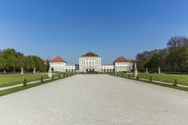 Münih, Almanya - 20 Nisan 2015: Almanya 'nın Münih kentindeki Bavyera krallarının yazlık evi Nymphenburg Sarayı' ndaki insanlar. Bu saray yılda 300.000 ziyaretçiyi ağırlıyor..