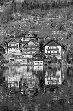 Hallstatt, Avusturya - 22 Nisan 2015: Hallstatt kasabasında geleneksel ahşap evler, Avusturya, Avrupa