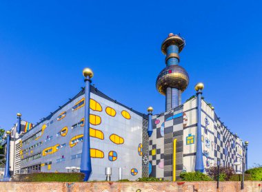 Viyana, Avusturya - 24 Nisan 2015: Viyana, Avusturya 'daki Bölge ısıtma tesisi. Ünlü Avusturyalı sanatçı ve mimar Friedensreich Hundertwasser tarafından tasarlandı. Açılışı 1992 'de yapıldı..