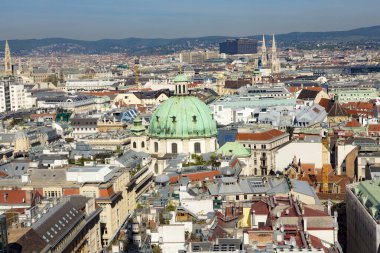 Viyana, Avusturya - 25 Nisan 2015: St. Stephan Katedrali 'nden görünen Viyana silueti.