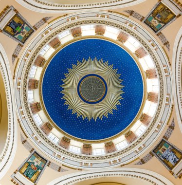 Viyana, AUSTRIA - 26 Nisan 2015 Viyana, Avusturya 'daki Karl Borromaeus mezarlığının içinde. Mimar Max Hegele kiliseyi 1911 yılında sonuçlandırdı..