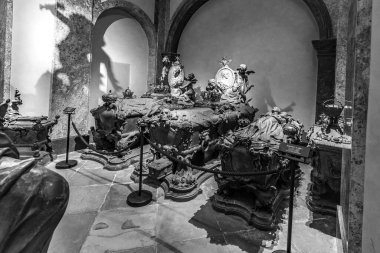 Viyana, Avusturya - 26 Nisan 2015: Avusturya 'nın Viyana kentindeki Habsburger Kralları türbesi. 145 Habsburg kraliyet ailesinin kemikleri artı içinde dört kişinin kalbi olan vazolar burada, kapuçin mezarında..