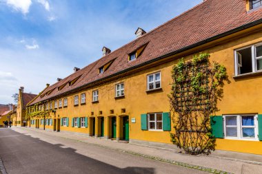 Augsburg, Almanya - 29 Nisan 2015: sFuggerei, Almanya 'nın Augsburg şehrinde halen kullanılan en eski sosyal konut kompleksi..