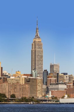 New York, ABD - 23 Ekim 2015: New York 'taki Empire State Binası Hudson Nehri' nden görüldü.