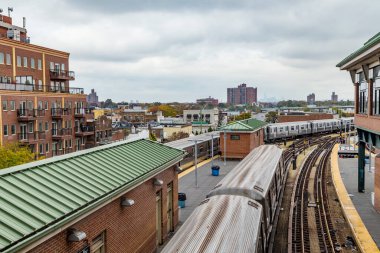 CONEY ISLAND, ABD - 25, 2015: Coney Adası 'ndaki eski tren istasyonu, New York' un eğlence bölgesi.