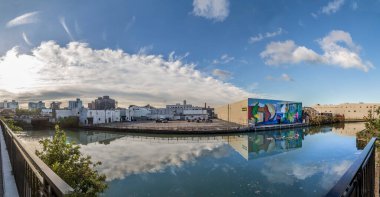 New York, ABD - OCT 26, 2015: New York, Brooklyn 'deki bir gölde eski tuğla bina. Eski sanayi binaları mağazalara veya apartmanlara dönüştürülüyor..