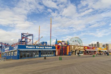 Coney Adası, ABD - 25 Ekim 2020: Corona salgınındaki kapalı dükkanlar nedeniyle Coney Adası 'nda boş bir tahta yol.