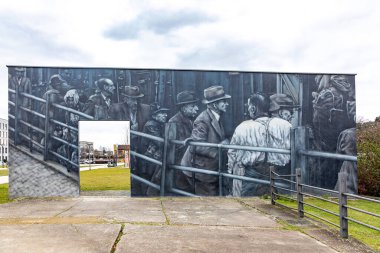 Wiesbaden, Almanya - 11 Ocak 2021: Binlerce Yahudi 'nin Wiesbaden Almanya' daki toplama kamplarına sürgün edilmesi için tren istasyonunda anma töreni.