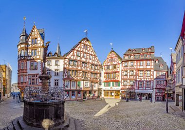 Bernkastel-Kues, Almanya - 21 Şubat 2021: Bernkastel-Kues, Almanya 'da merkez pazar meydanındaki yarım keresteli evler.