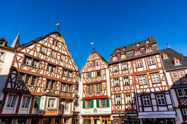 Bernkastel-Kues, Almanya - 21 Şubat 2021: Bernkastel-Kues, Almanya 'da merkez pazar meydanındaki yarım keresteli evler.