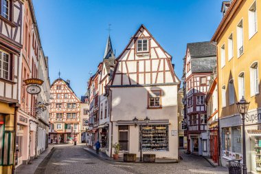 Bernkastel-Kues, Almanya - 21 Şubat 2021: Bernkastel-Kues 'in merkez alışveriş milindeki yarım keresteli evler, insanlar olmadan Corona, Almanya.