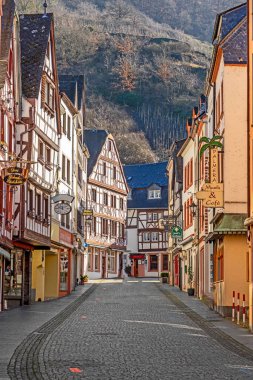 Bernkastel-Kues, Almanya - 21 Şubat 2021: Bernkastel-Kues 'in merkez alışveriş milindeki yarım keresteli evler, insanlar olmadan Corona, Almanya.